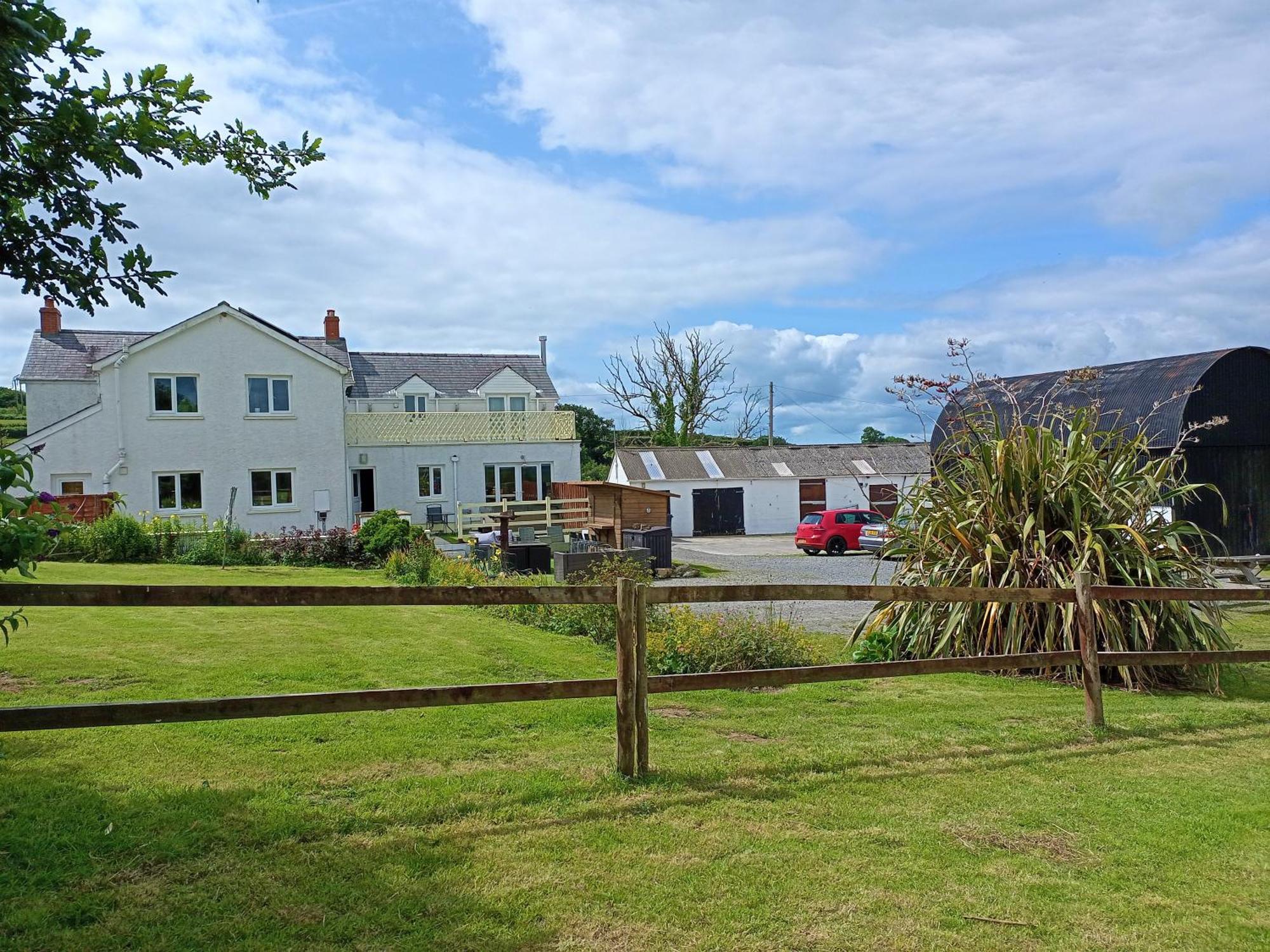 ホテル Pantysgyfarnog Near Carmarthenshire Pembrokeshire エクステリア 写真